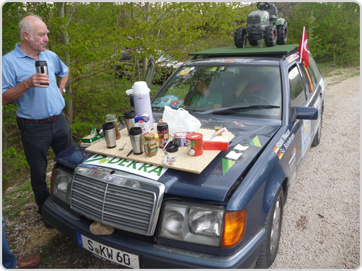 Rallyefahrezeuge haben's unter und auf der Haube Rallyefahrezeuge haben's unter und auf der Haube