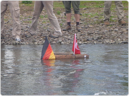 Unsere Arche - korrekt beflaggt und äußerst schwimmfähig Unsere Arche - korrekt beflaggt und äußerst schwimmfähig