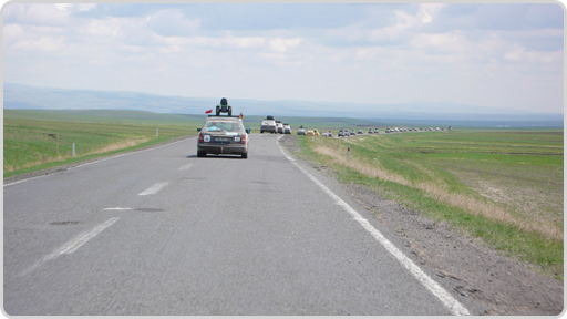 Der Konvoi - noch nie fuhr die Rallye so geordnet Der Konvoi - noch nie fuhr die Rallye so geordnet