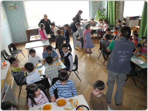 Mittagessen im Kindergarten in Telawi. Lecker Süppchen. Mittagessen im Kindergarten in Telawi. Lecker Süppchen.