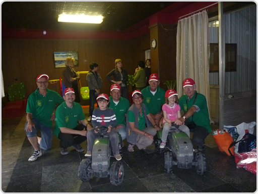 Trecker im Kindergarten. Mit zwei Vorführ-Trecker-Piloten. Trecker im Kindergarten. Mit zwei Vorführ-Trecker-Piloten.