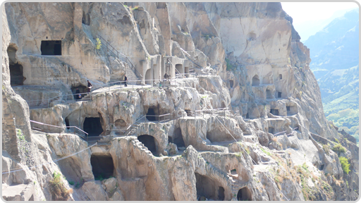 Höhlenstadt Varzia, heim für bis zu 50.000 Menschen Höhlenstadt Varzia, heim für bis zu 50.000 Menschen