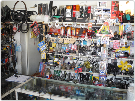 Auch so kann ein Vertragshändler aussehen - Sein Shop verträgt Teile jeder Marke Auch so kann ein Vertragshändler aussehen - Sein Shop verträgt Teile jeder Marke