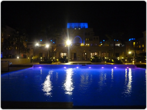 Märchenhotel mit diversen Pools bei Nacht Märchenhotel mit diversen Pools bei Nacht