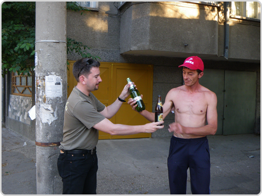 Freundlicher Bulgare der plötzlich ein deutsches Bier in Händen hielt Freundlicher Bulgare der plötzlich ein deutsches Bier in Händen hielt