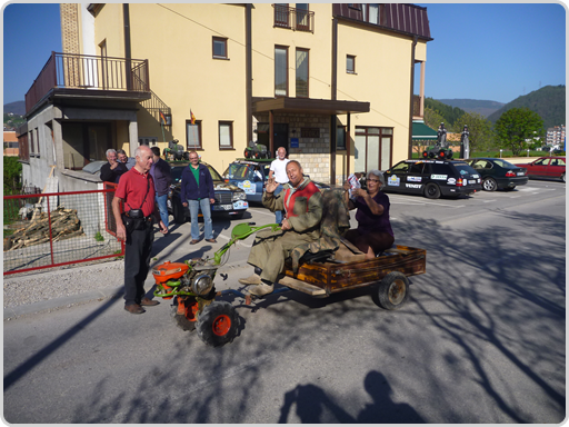 Rallyeaufgabe: T-Shirts verschenken. Die beiden hat's gefreut. Rallyeaufgabe: T-Shirts verschenken. Die beiden hat's gefreut