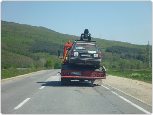 Trecker auf Auto auf LKW - Dreimal so schnell wie erlaubt. Trecker auf Auto auf LKW - Dreimal so schnell wie erlaubt.