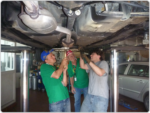 Nur so kann ein Auspuff repariert werden. Mit Schweißdraht und Hammer. Nur so kann ein Auspuff repariert werden. Mit Schweißdraht und Hammer.