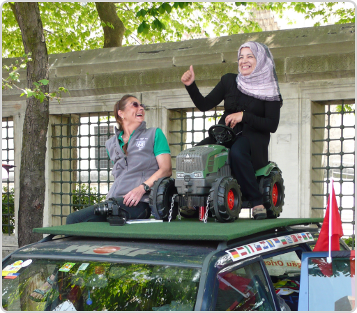 Völkerverständigung über Kulturen hinweg - per Trecker Völkerverständigung über Kulturen hinweg - per Trecker