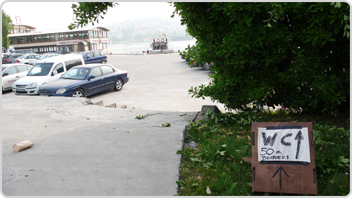 WC mit Wasserspülung - sehr viel Wasserspülung WC mit Wasserspülung - sehr viel Wasserspülung