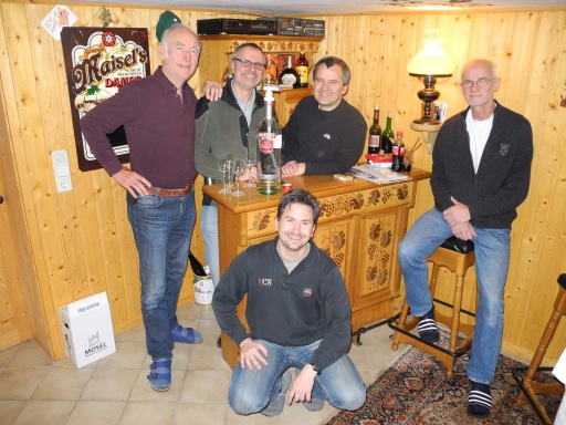 Das Team beim Test der Ausrüstung (Heute: Frostschutzmittel Marke Smirnoff) Das Team beim Test der Ausrüstung (Heute: Frostschutzmittel Marke Smirnoff)